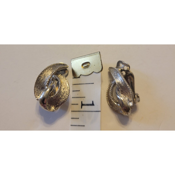 Vintage Kramer Clip On Earrings Silver Tone Unique Classic Fashion Jewelry - Picture 7 of 7